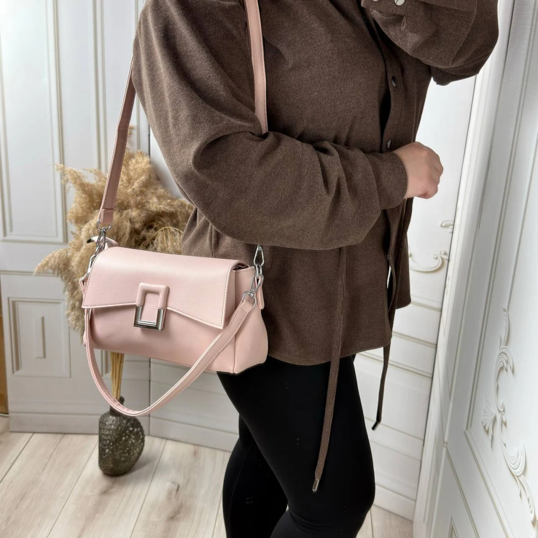 Пудрова жіноча сумка через плече з екошкіри на три відділення