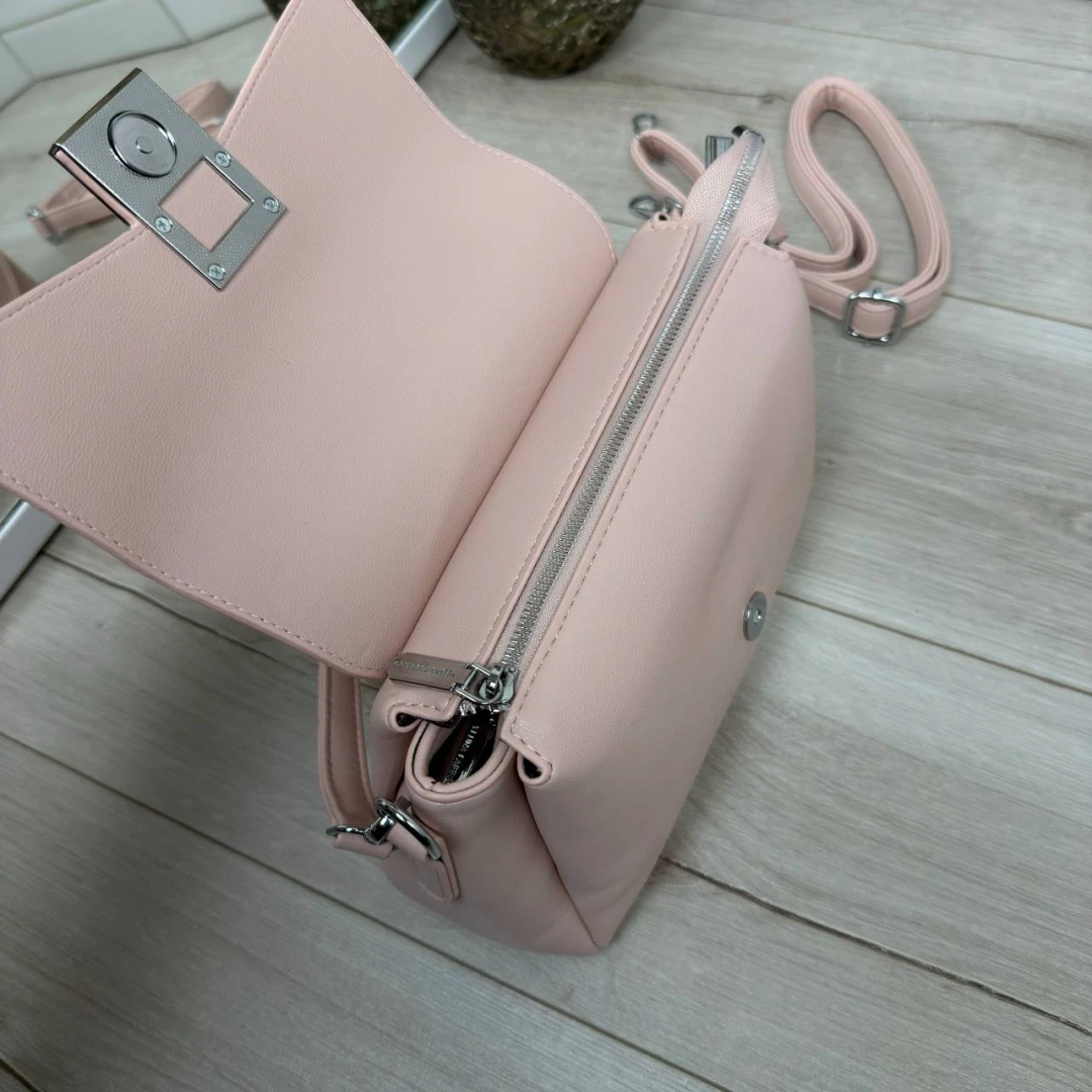 Пудрова жіноча сумка через плече з екошкіри на три відділення