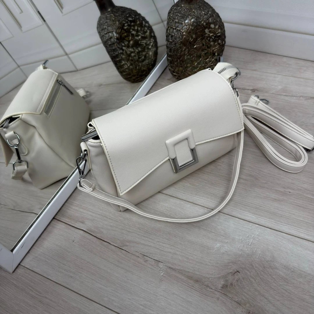 Молочна жіноча сумка через плече з екошкіри на три відділення