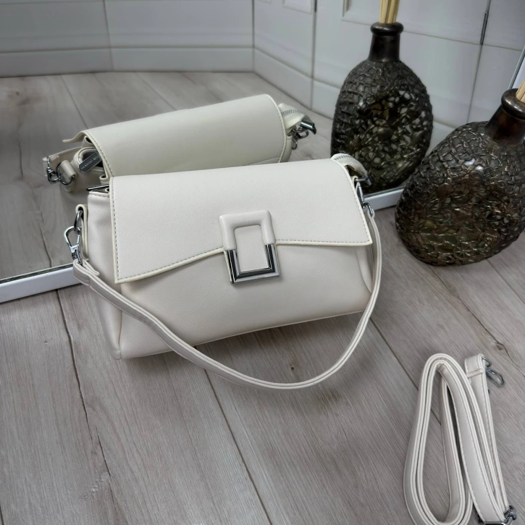 Молочна жіноча сумка через плече з екошкіри на три відділення