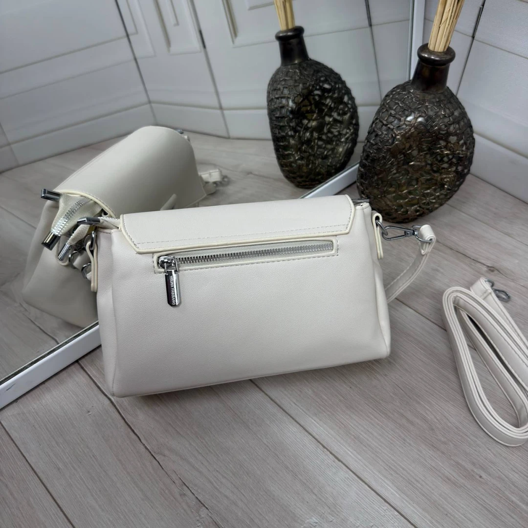 Молочна жіноча сумка через плече з екошкіри на три відділення