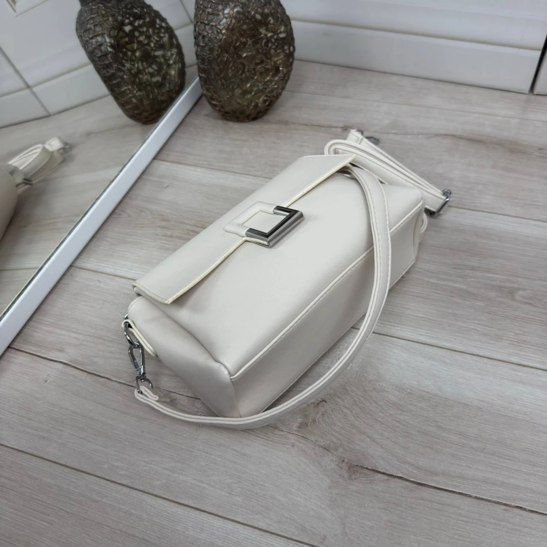 Молочна жіноча сумка через плече з екошкіри на три відділення