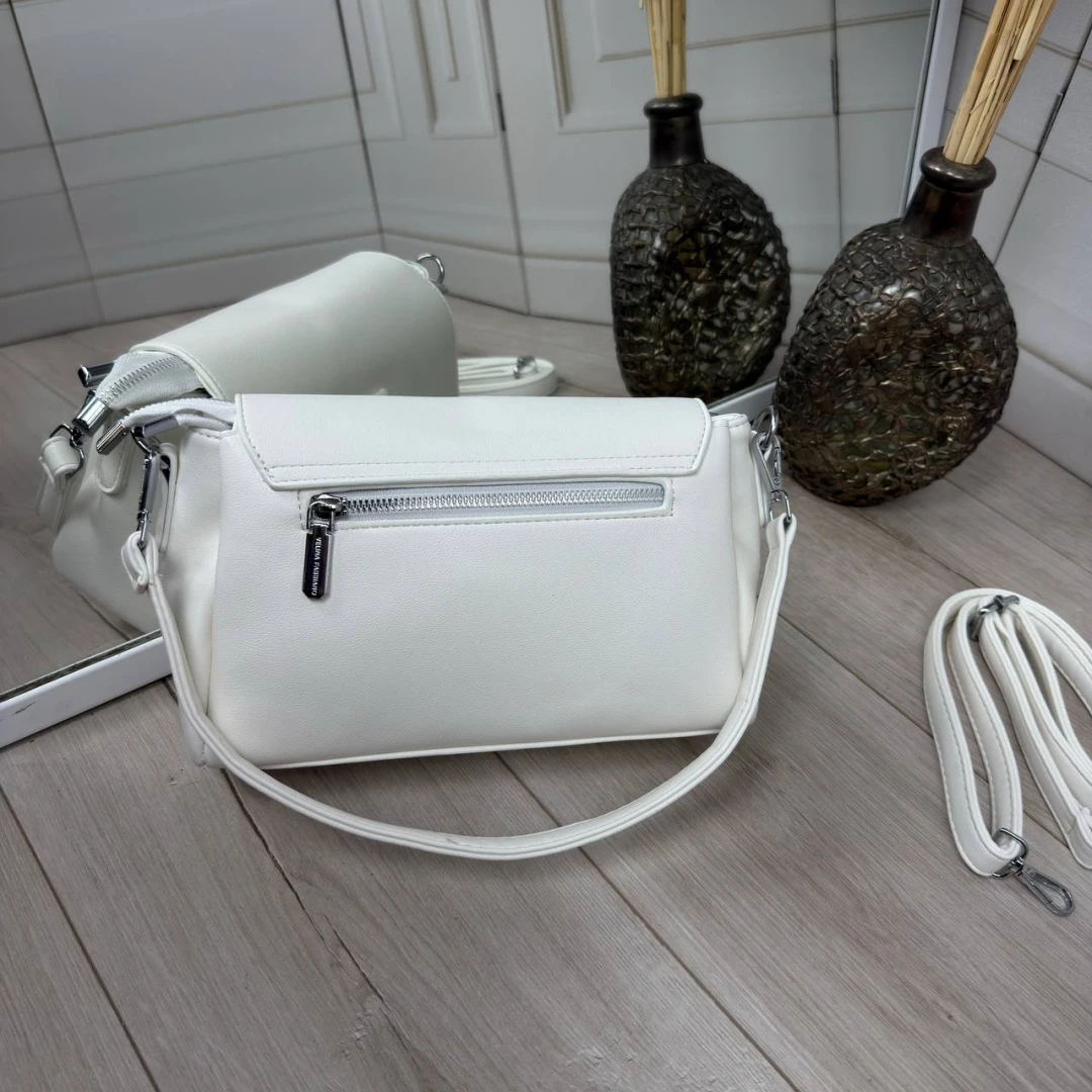 Біла жіноча сумка через плече з екошкіри на три відділення