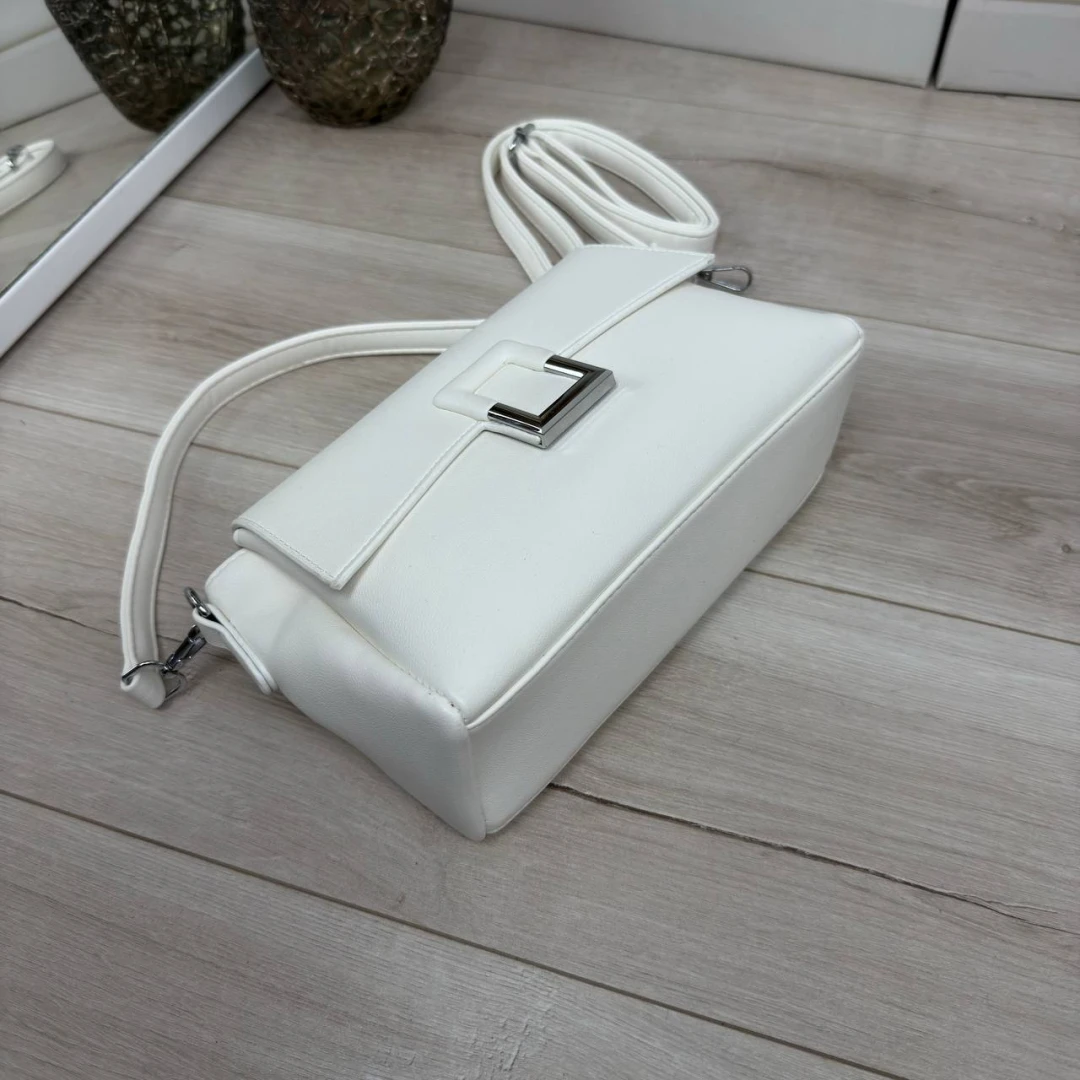 Біла жіноча сумка через плече з екошкіри на три відділення