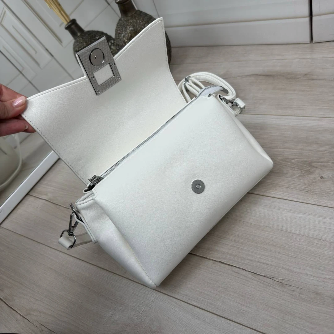Біла жіноча сумка через плече з екошкіри на три відділення