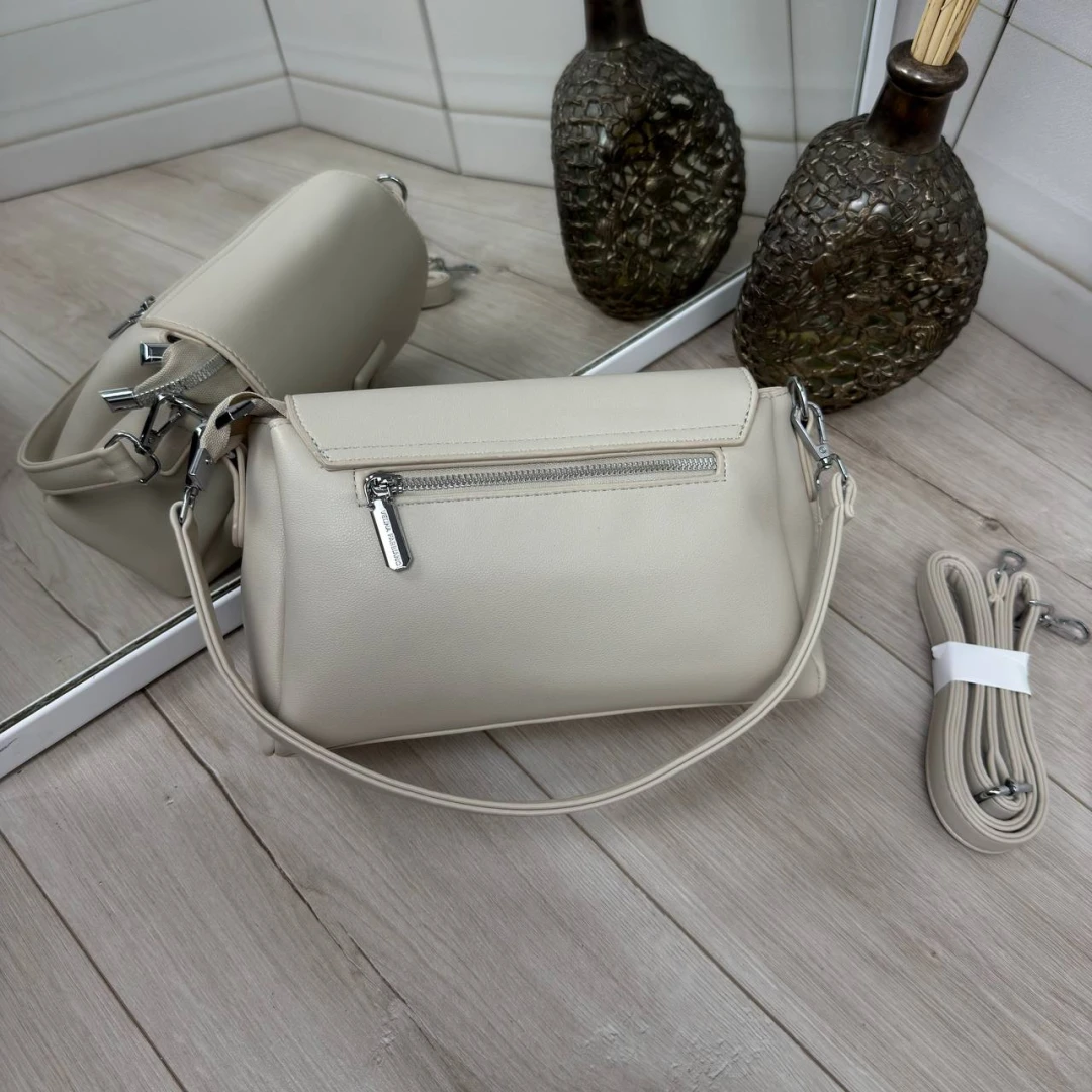 Сіро-бежева жіноча сумка через плече з екошкіри на три відділення