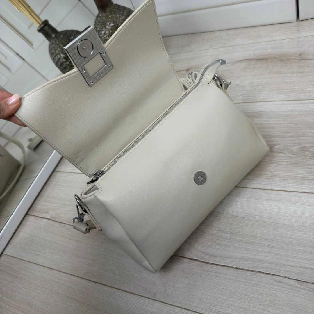 Сіро-бежева жіноча сумка через плече з екошкіри на три відділення