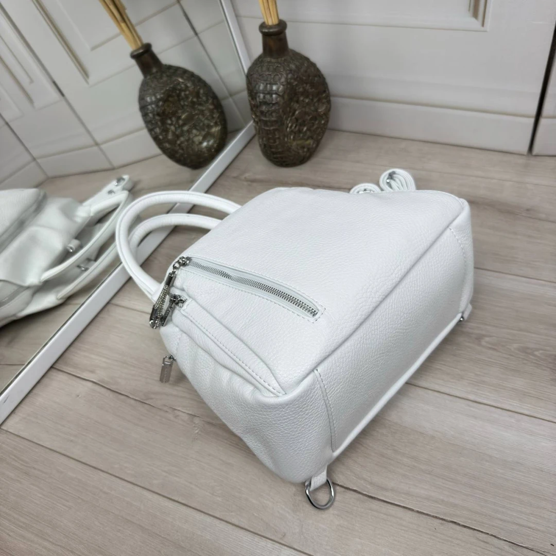 Біла жіноча сумка-рюкзак із екошкіри компактна та містка