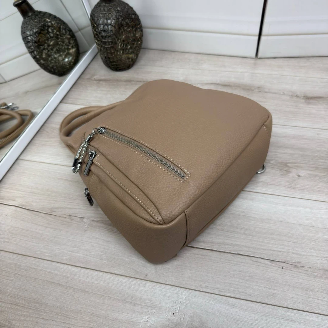 Жіноча сумка-рюкзак кольору темний беж із екошкіри