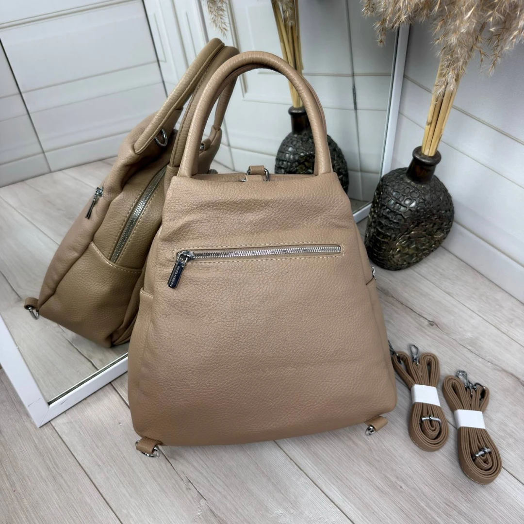 Жіноча сумка-рюкзак кольору темний беж із екошкіри