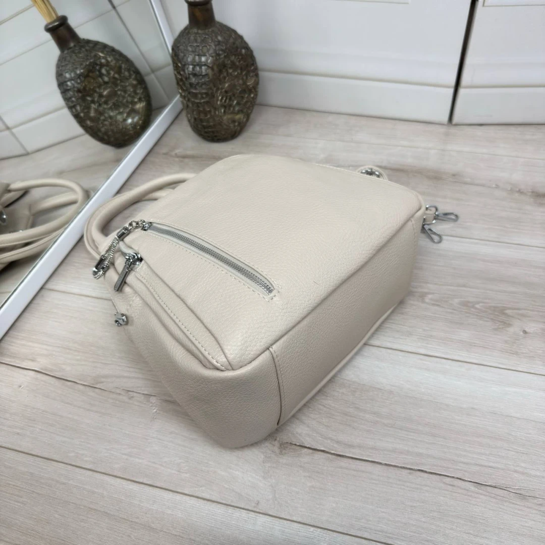 Бежева жіноча сумка-рюкзак із екошкіри з регульованими пасками