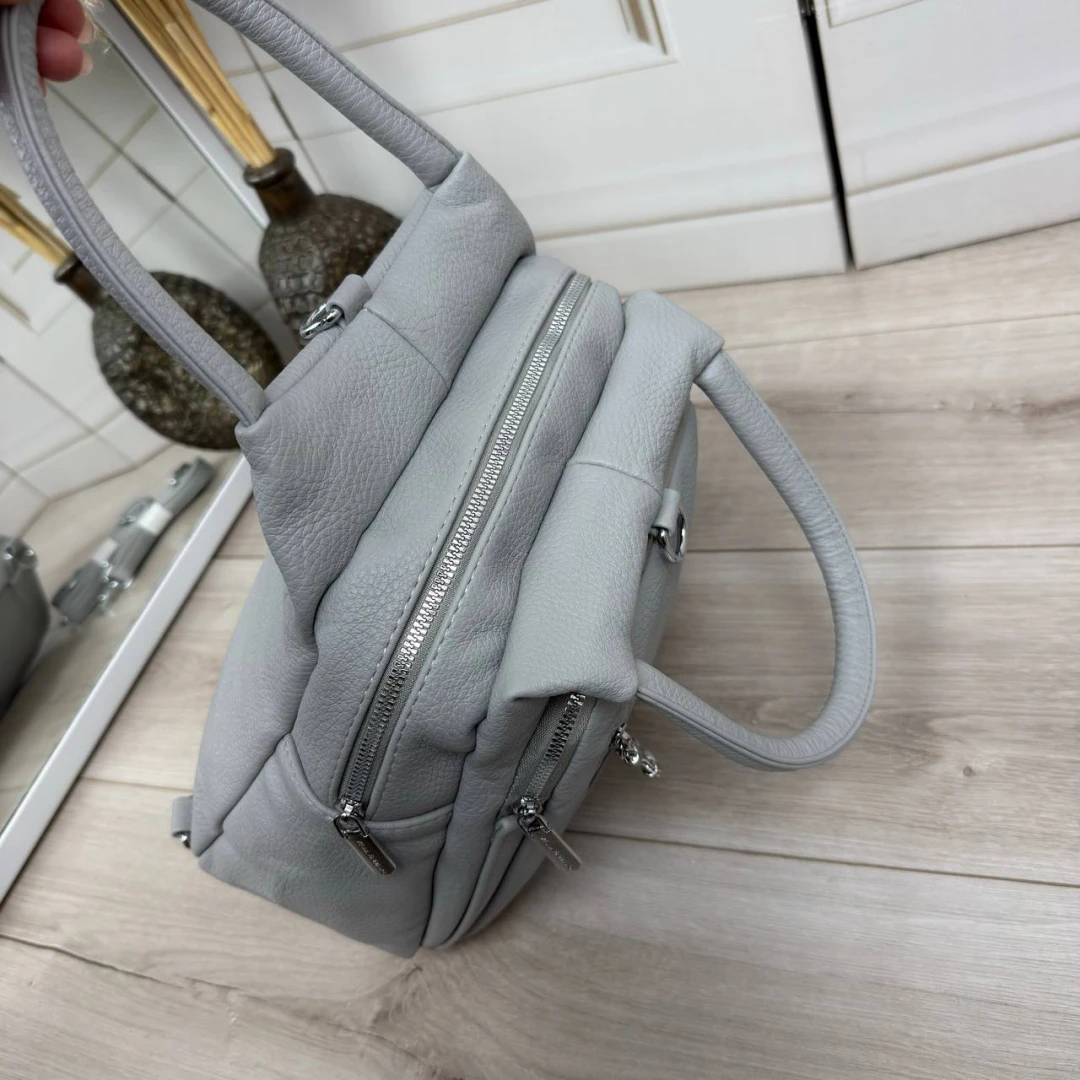 Сіра жіноча сумка-рюкзак із екошкіри з кишенями на блискавці