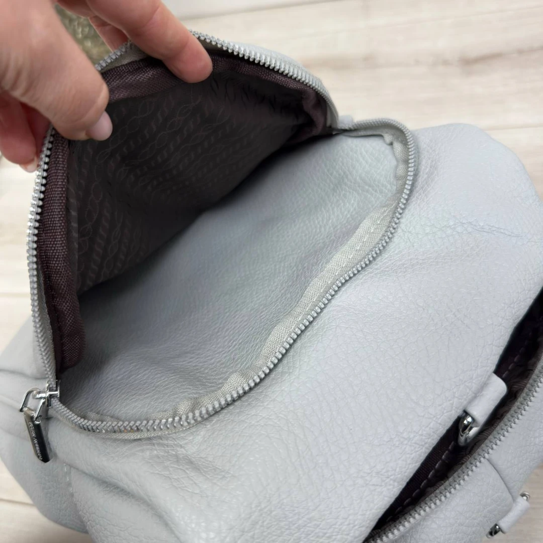 Сіра жіноча сумка-рюкзак із екошкіри з кишенями на блискавці