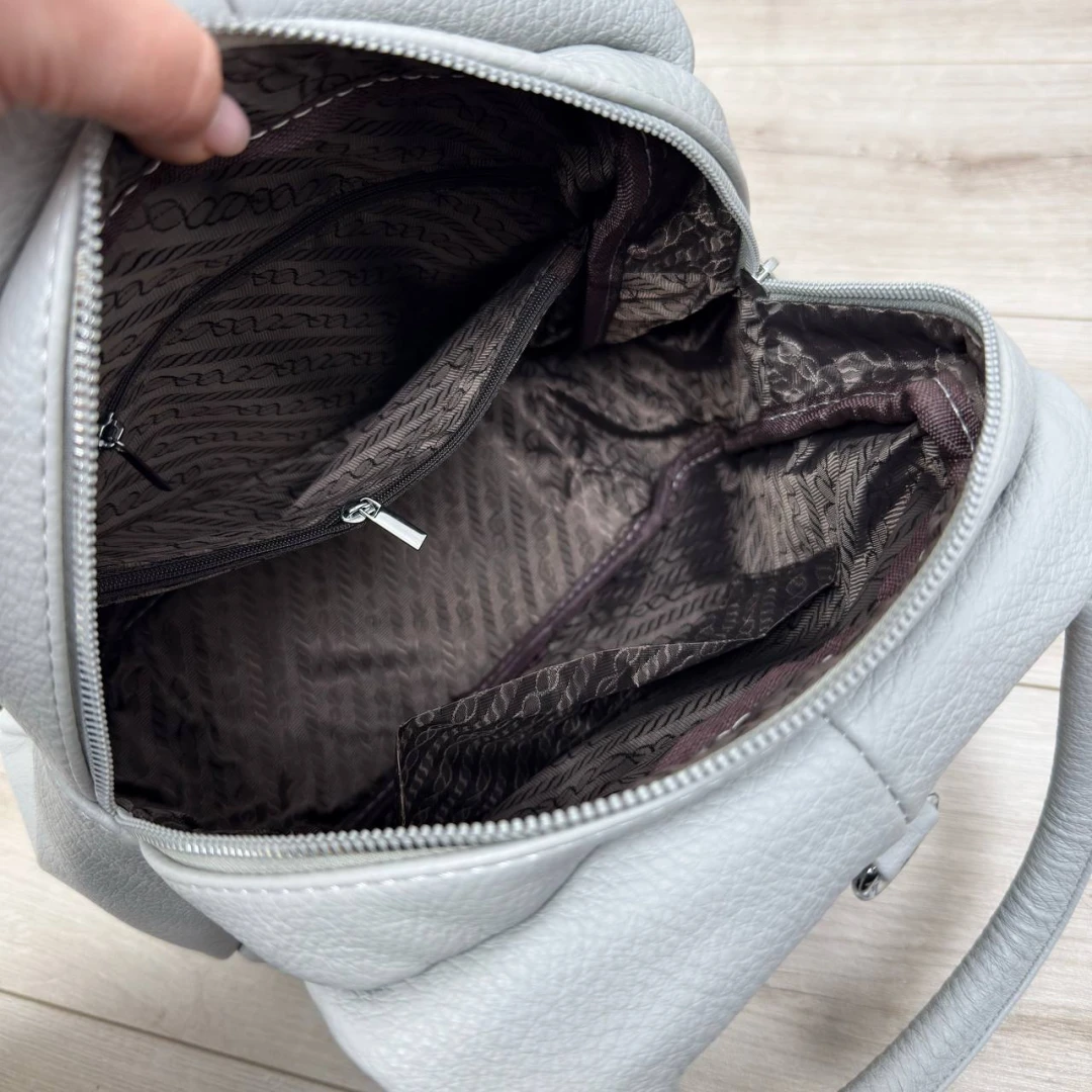 Сіра жіноча сумка-рюкзак із екошкіри з кишенями на блискавці