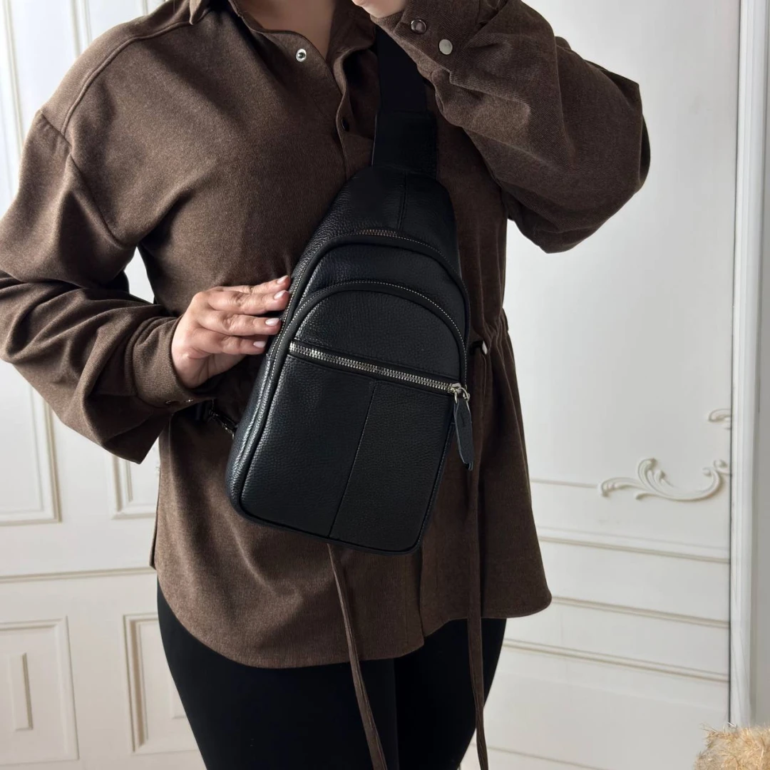 Чоловіча нагрудна сумка-слінг чорна з натуральної шкіри