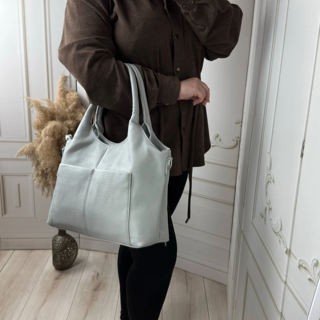 Сіра жіноча сумка мішок А4 з екошкіри — містка модель з ременем