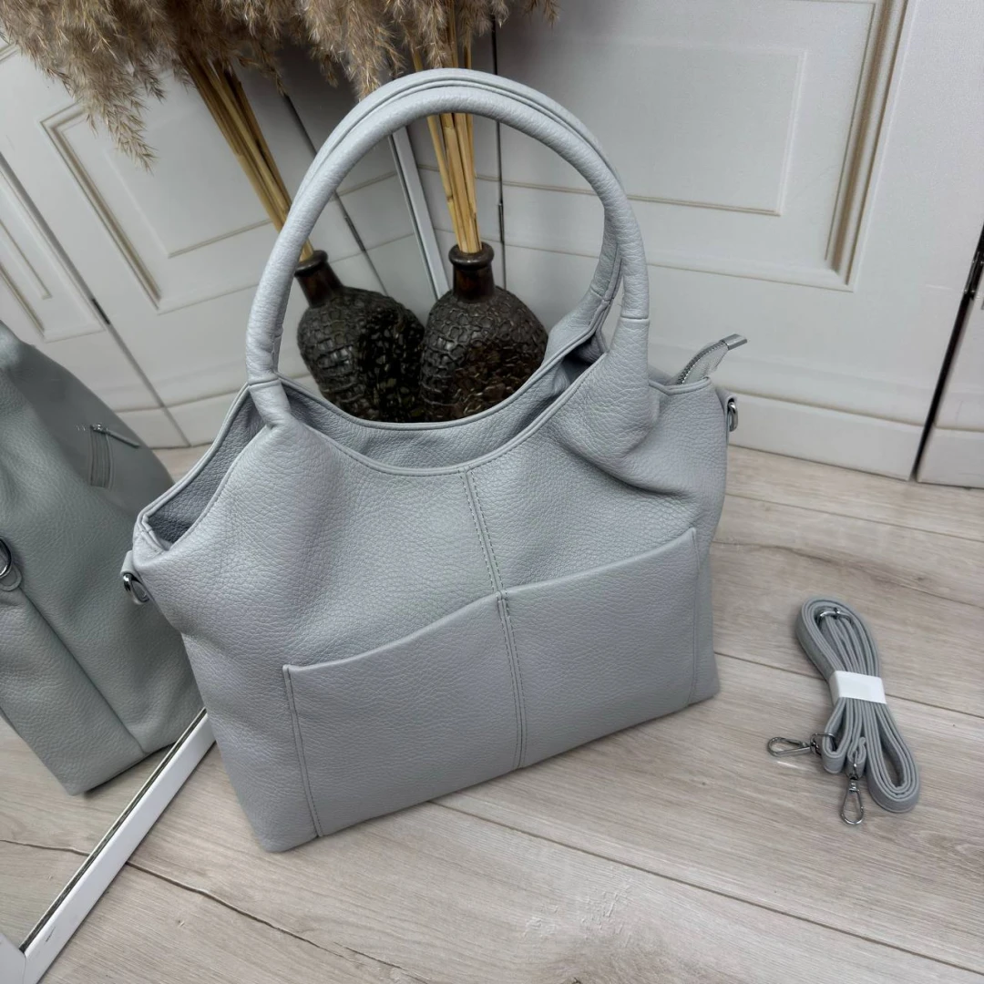 Сіра жіноча сумка мішок А4 з екошкіри — містка модель з ременем