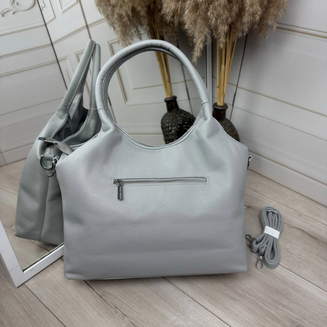 Сіра жіноча сумка мішок А4 з екошкіри — містка модель з ременем