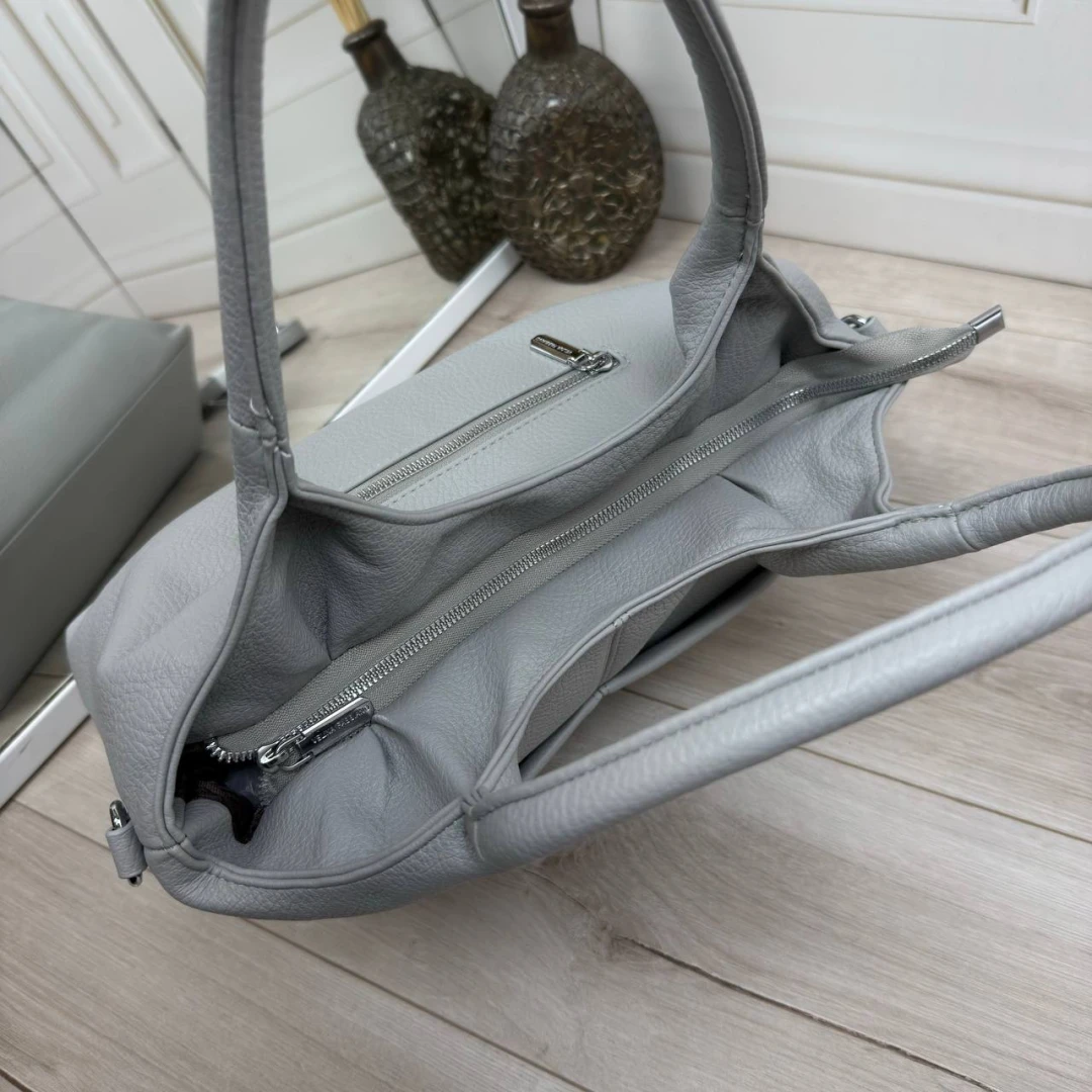 Сіра жіноча сумка мішок А4 з екошкіри — містка модель з ременем