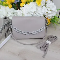Гламурна сіра сумка крос-боді: тренд сезону для стильних модниць