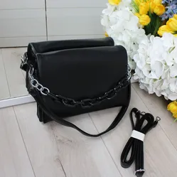 Чорна крос-боді сумка для студентки: компактна, містка та універсальна