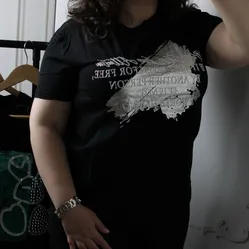Жіноча чорна футболка з принтом 