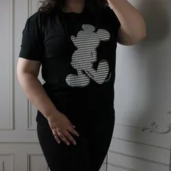 Жіноча чорна футболка з принтом 