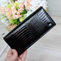 Жіночий чорний гаманець