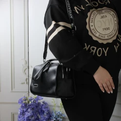 Жіноча чорна сумка через плече