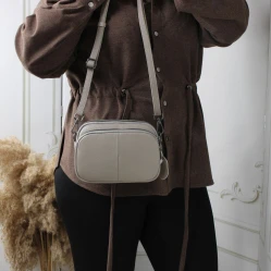 Бежева жіноча сумка через плече