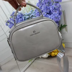 Сіра лакована сумка крос-боді 