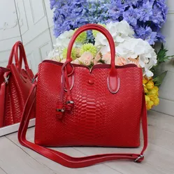 Червона сумка через плече для шопоголіка 