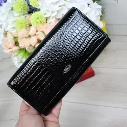 Жіночий чорний гаманець із лакованої шкіри