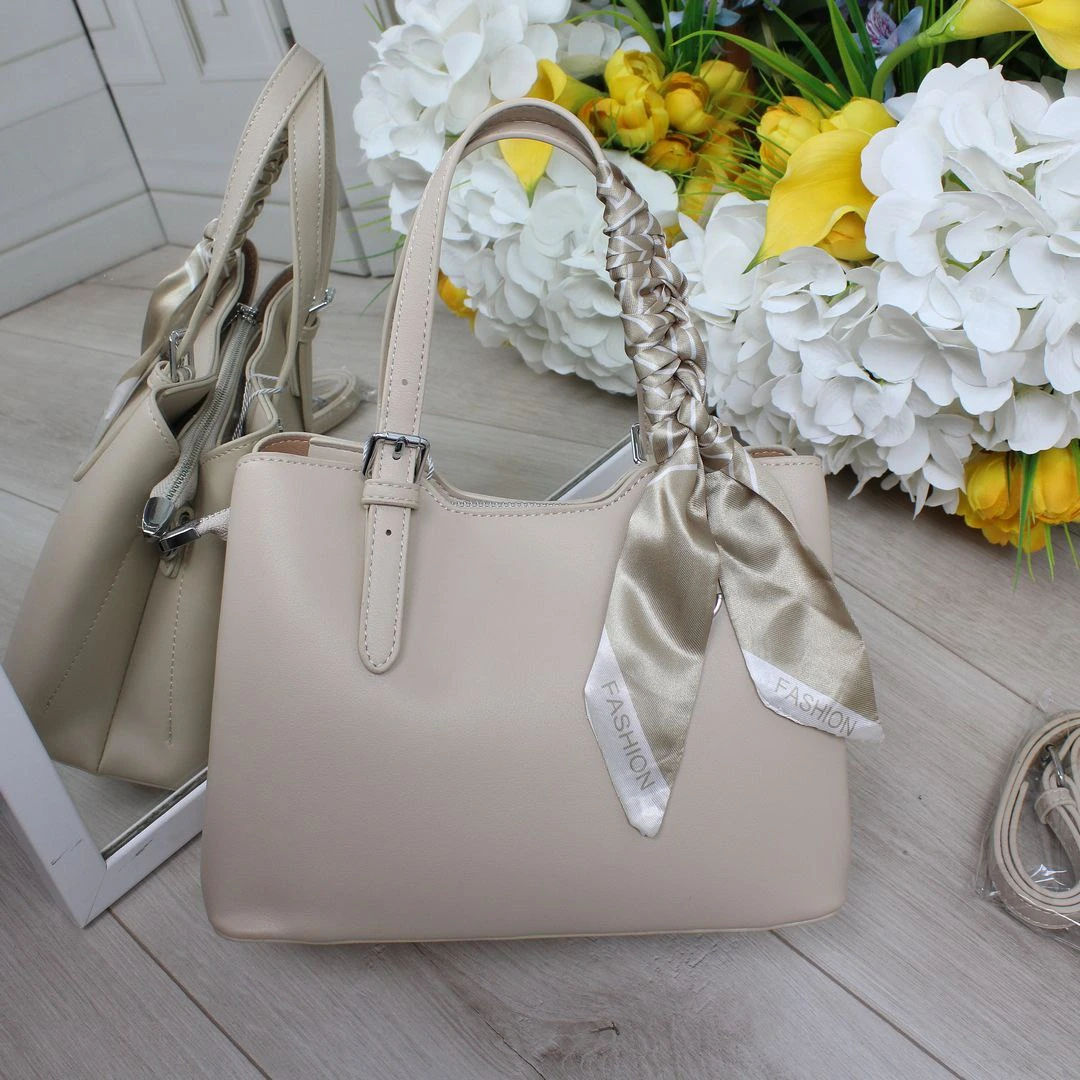 Жіноча сумка крос-боді світло-беж з хустинкою для романтичних побачень