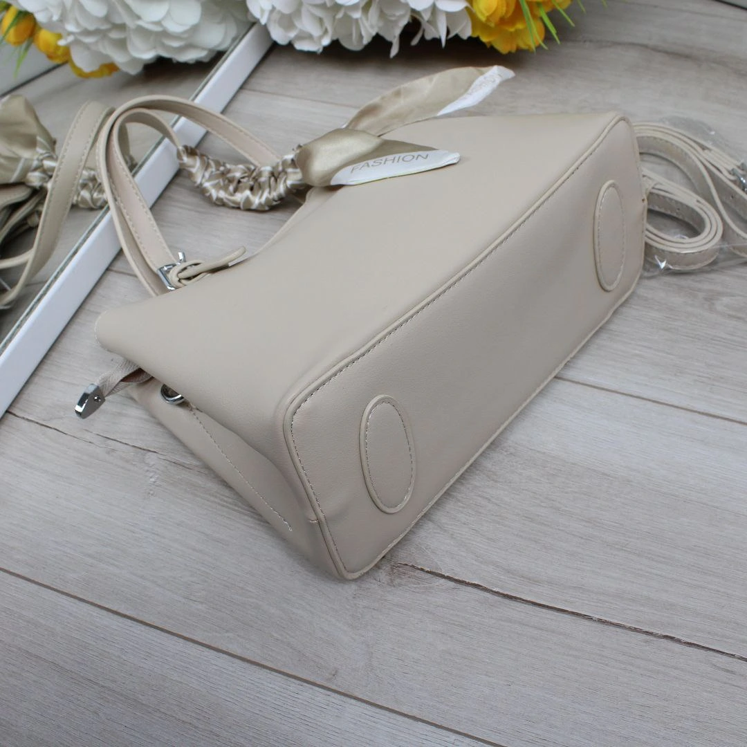 Жіноча сумка крос-боді світло-беж з хустинкою для романтичних побачень