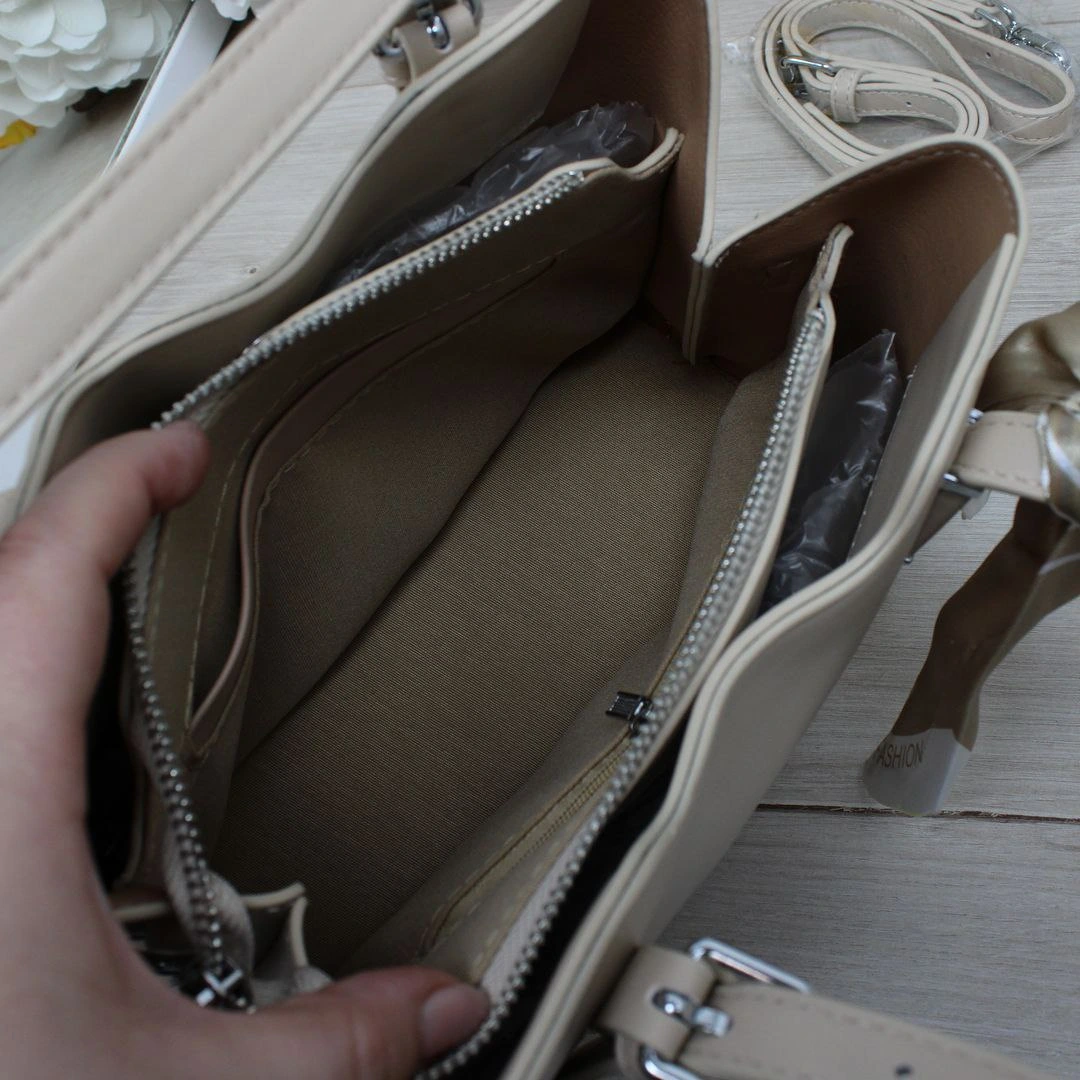 Жіноча сумка крос-боді світло-беж з хустинкою для романтичних побачень