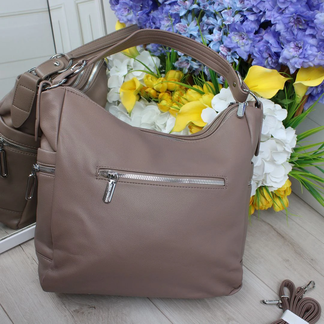 Жіноча сумка-мішок пудрово-беж з екошкіри з двома відділеннями