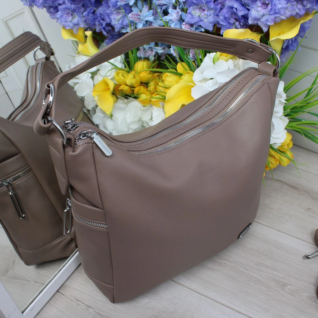 Жіноча сумка-мішок пудрово-беж з екошкіри з двома відділеннями