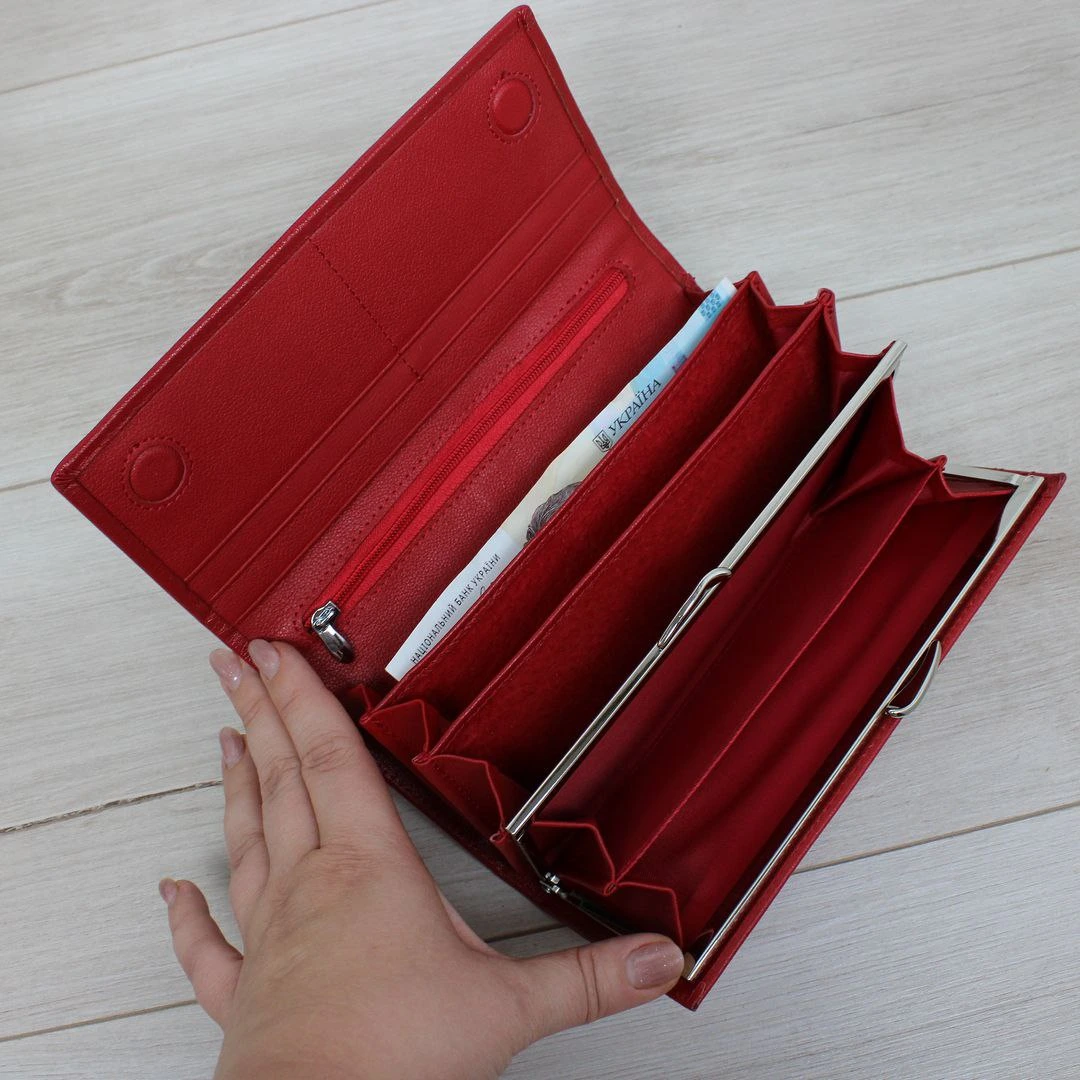 Діловий жіночий гаманець червоний: акцент статусу та впевненості