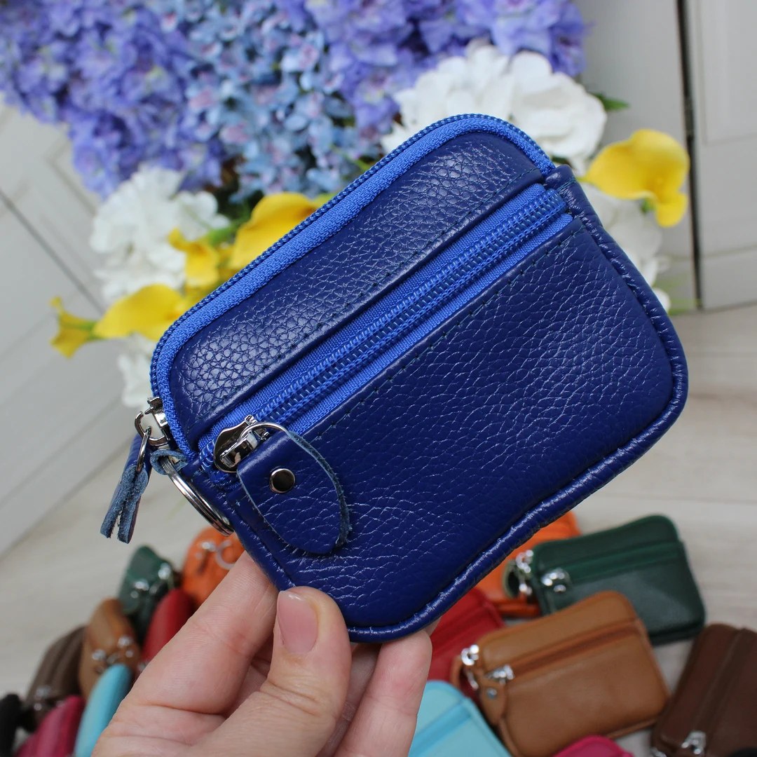 Синій шкіряний гаманець для організації фінансів