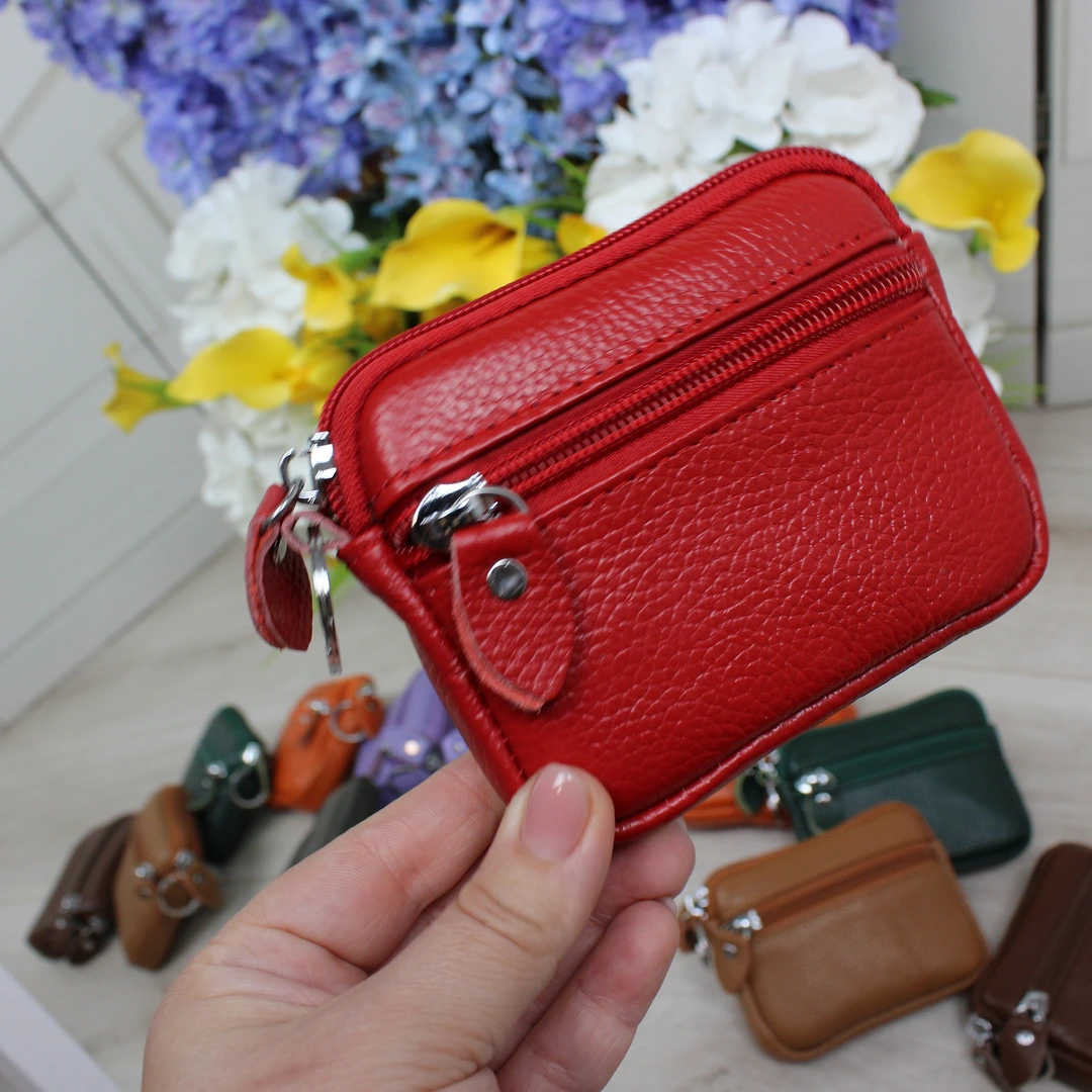 Червоний мінімалістичний гаманець: енергія для осіннього міста