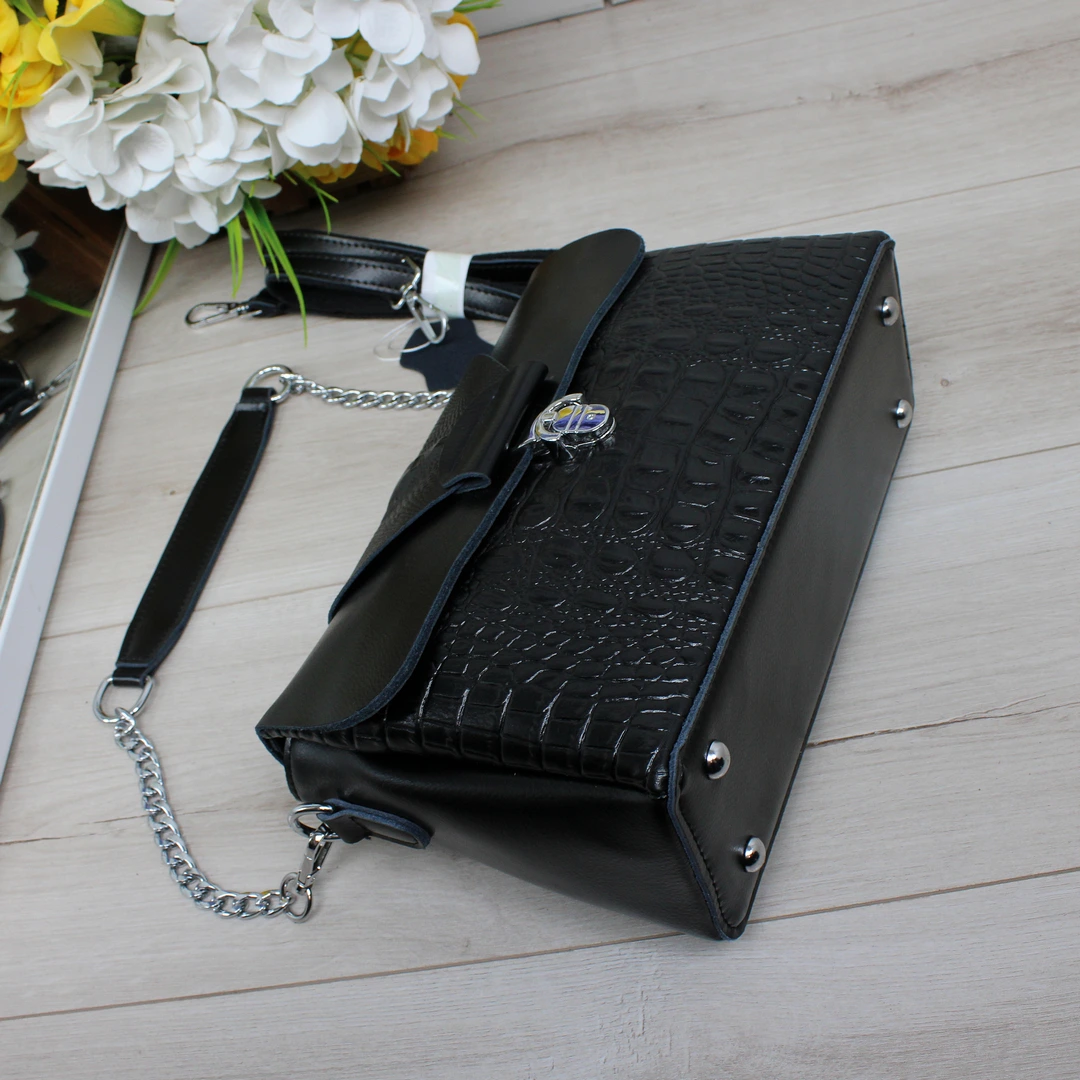 Стильна чорна сумка крос-боді з еко-шкіри для ділових зустрічей