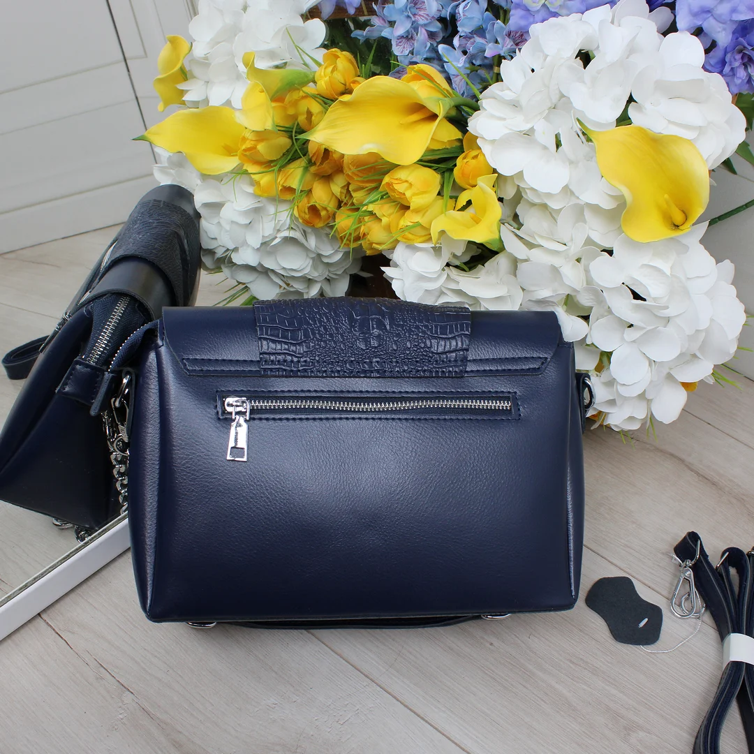 Якісна синя сумка крос-боді з еко-шкіри для кар'єристки
