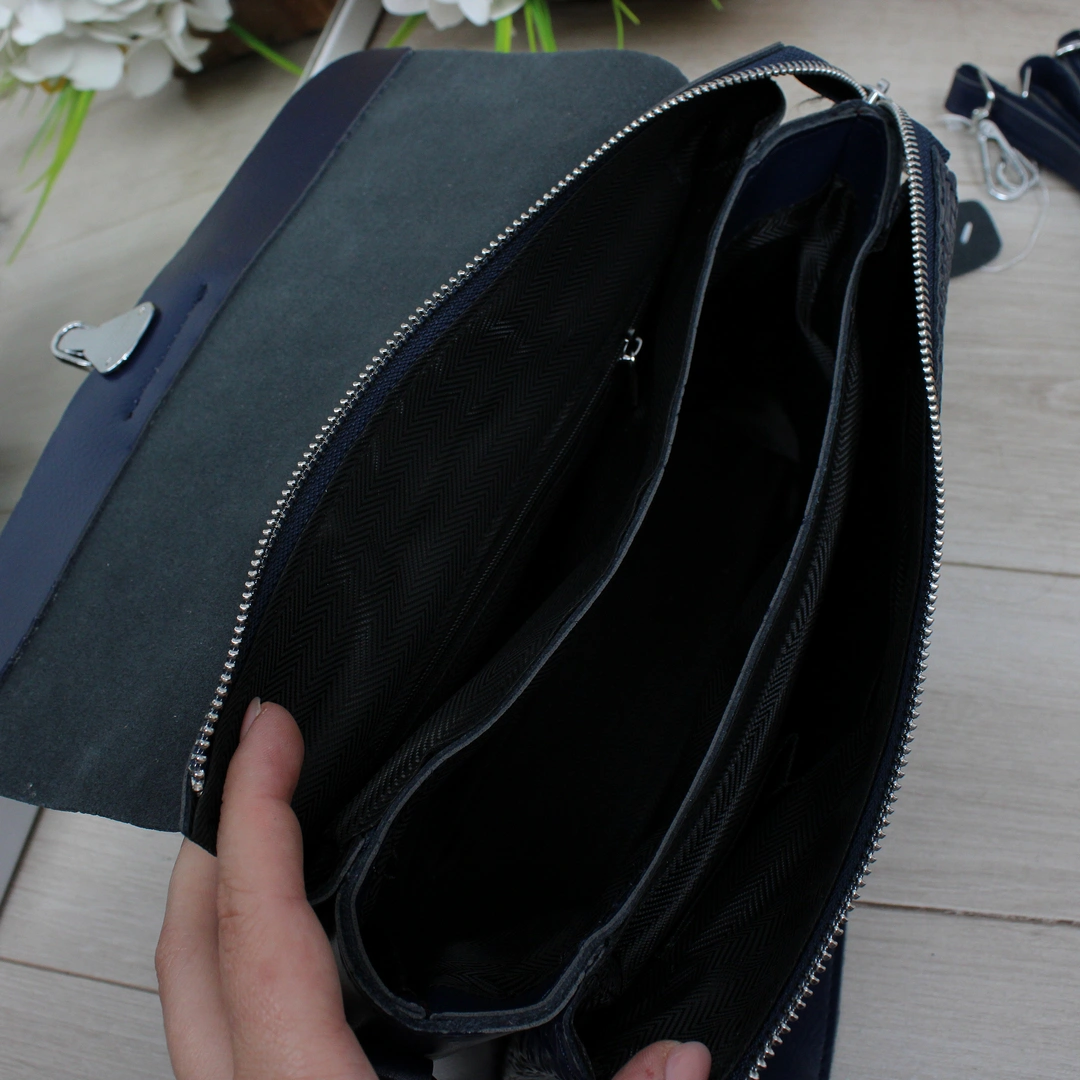 Якісна синя сумка крос-боді з еко-шкіри для кар'єристки