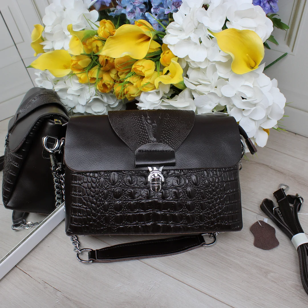 Класична модель крос-боді шоколадного кольору з натуральної шкіри