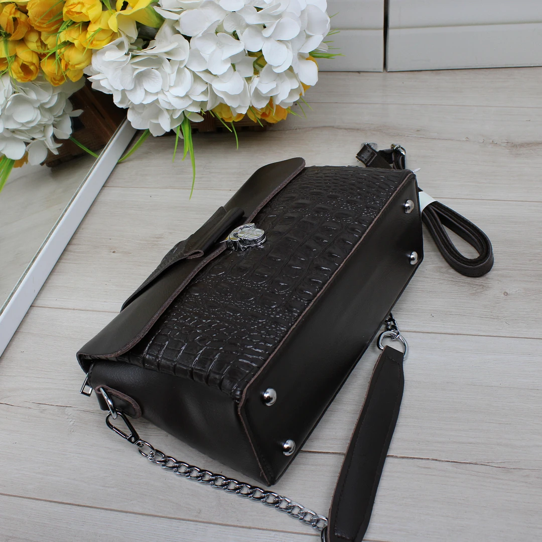 Класична модель крос-боді шоколадного кольору з натуральної шкіри