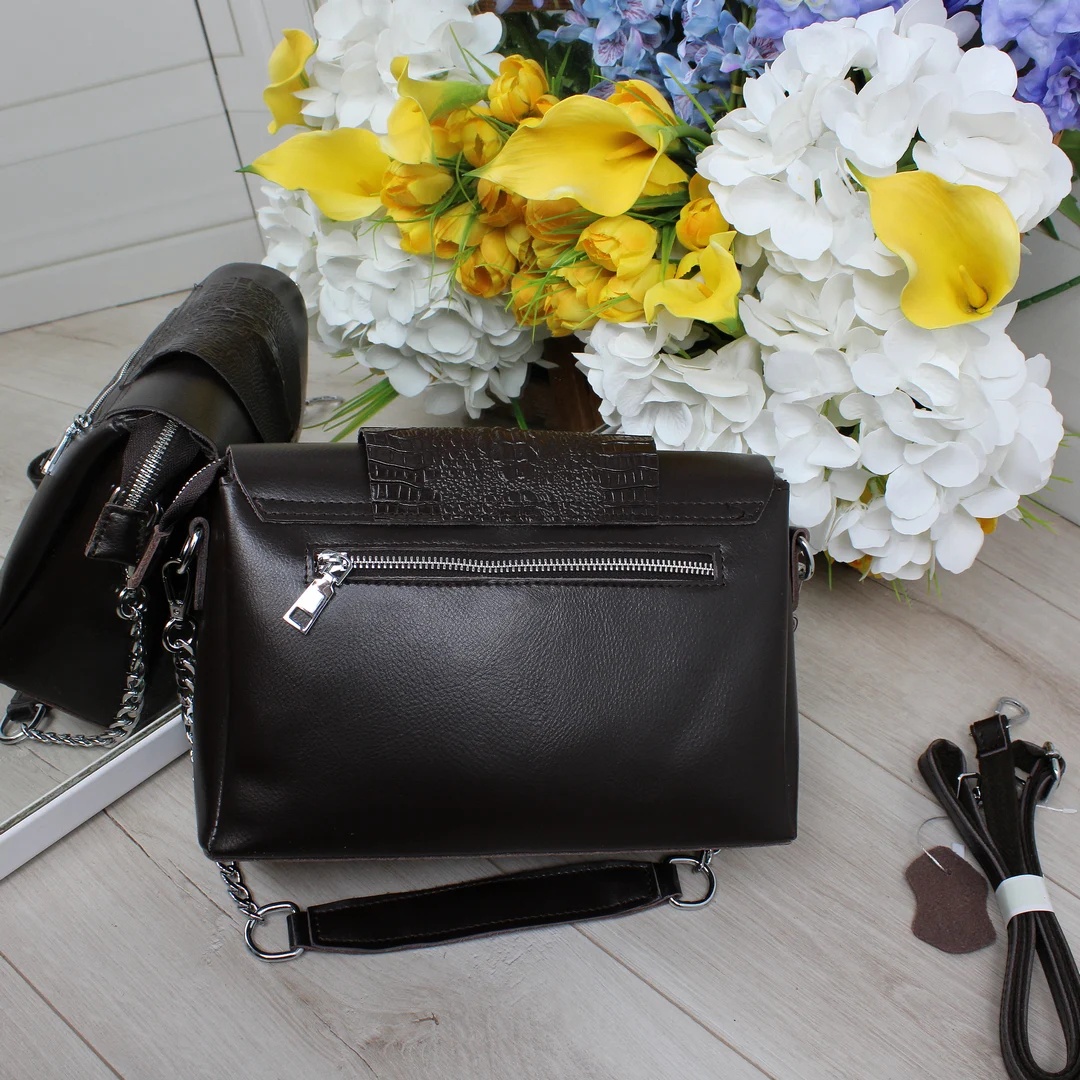 Класична модель крос-боді шоколадного кольору з натуральної шкіри