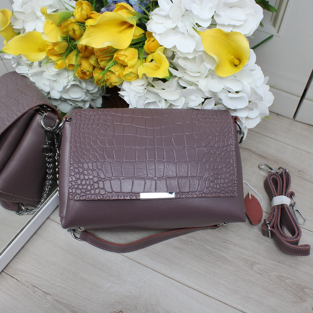 Жіноча сумка крос-боді пудрового кольору зі шкіри для мінімалістки