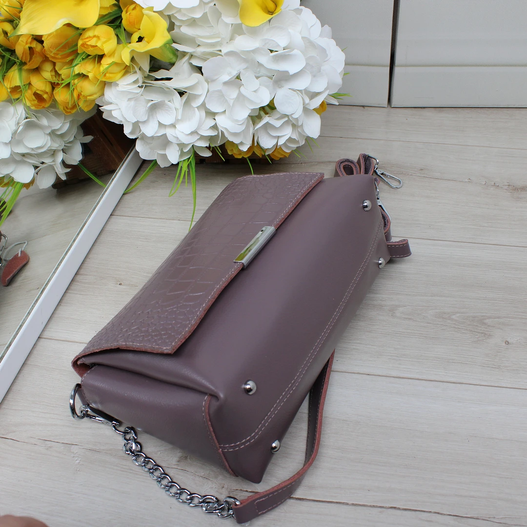 Жіноча сумка крос-боді пудрового кольору зі шкіри для мінімалістки