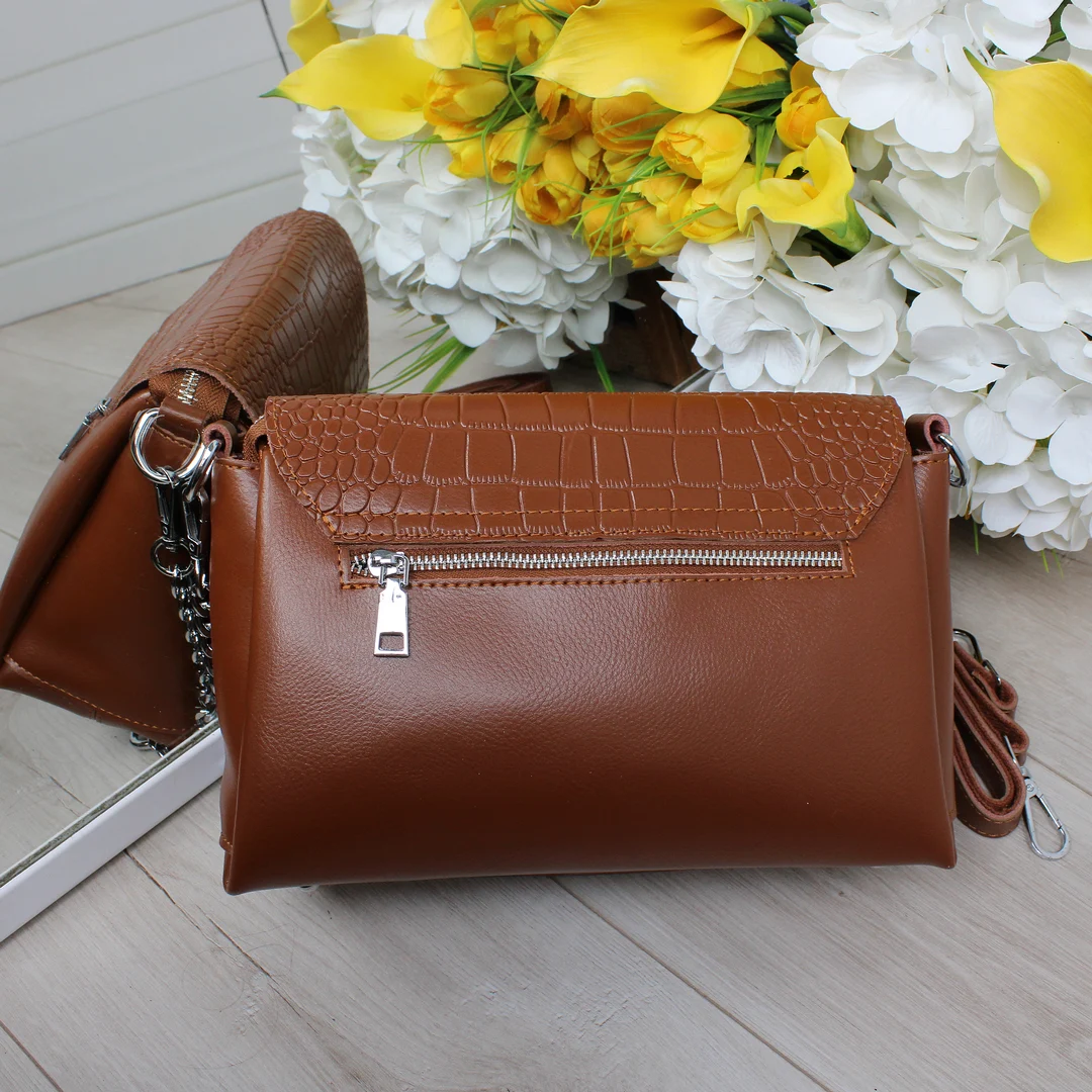 Універсальна коричнева сумка крос-боді зі шкіри на всі випадки